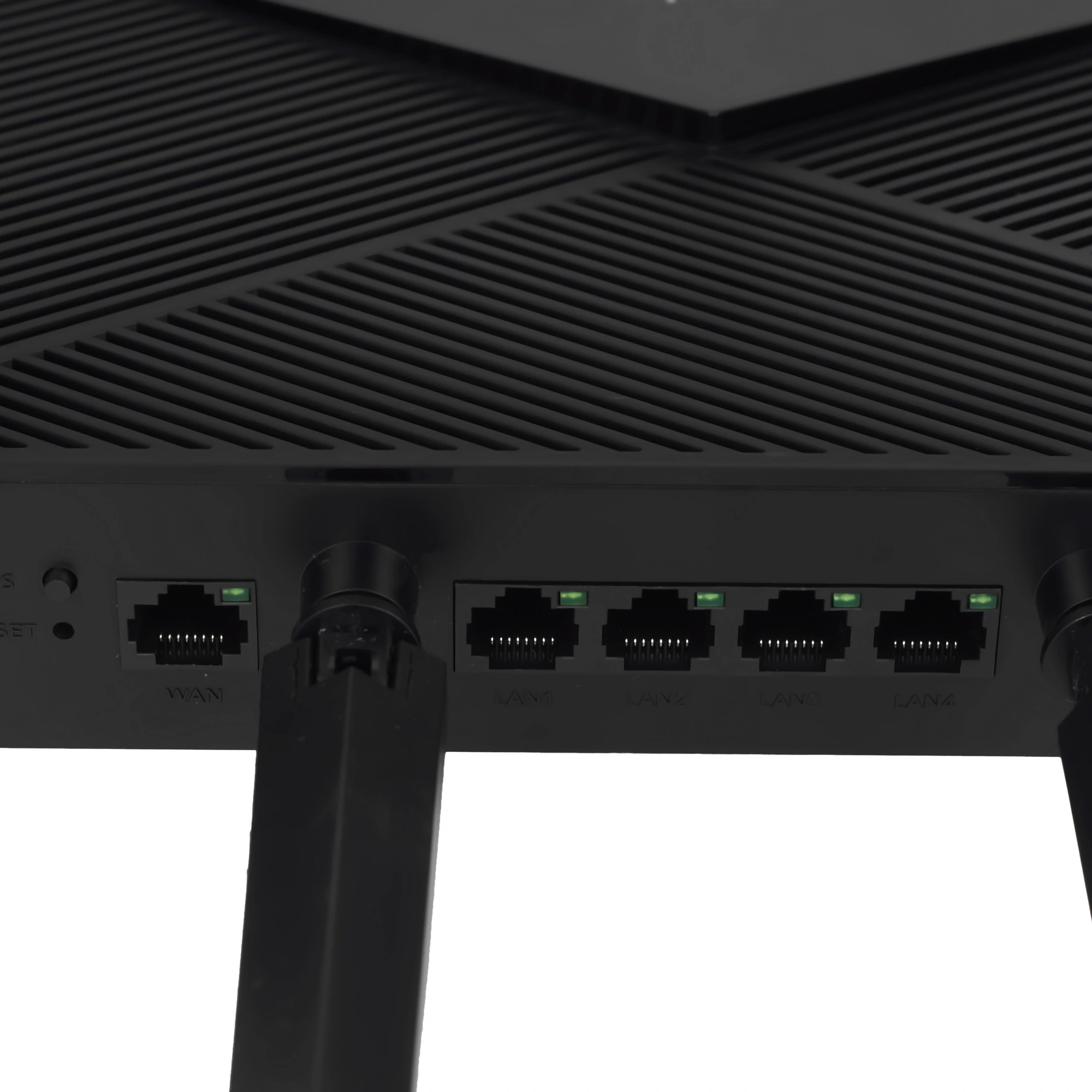 Роутер Cudy WR6500 (BE6500); 688 Мбит/сек + 5765 Мбит/сек; 4xLAN 1 Гбит/с; 1xWAN 1 Гбит/с; 6 ant